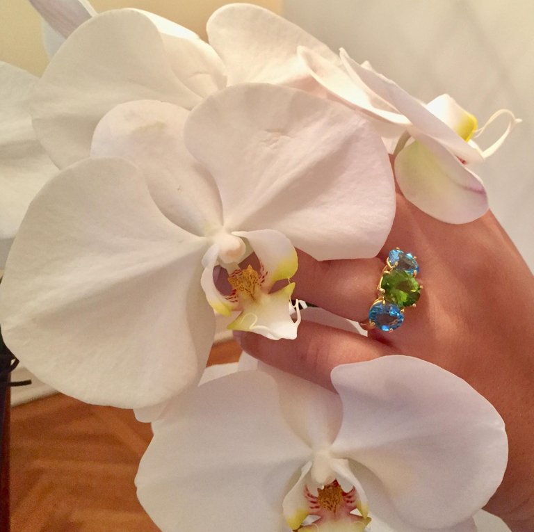 Medium 18 Karat Yellow Gold GUM DROP™ Ring with Peridot and Blue Topaz - Without Diamonds