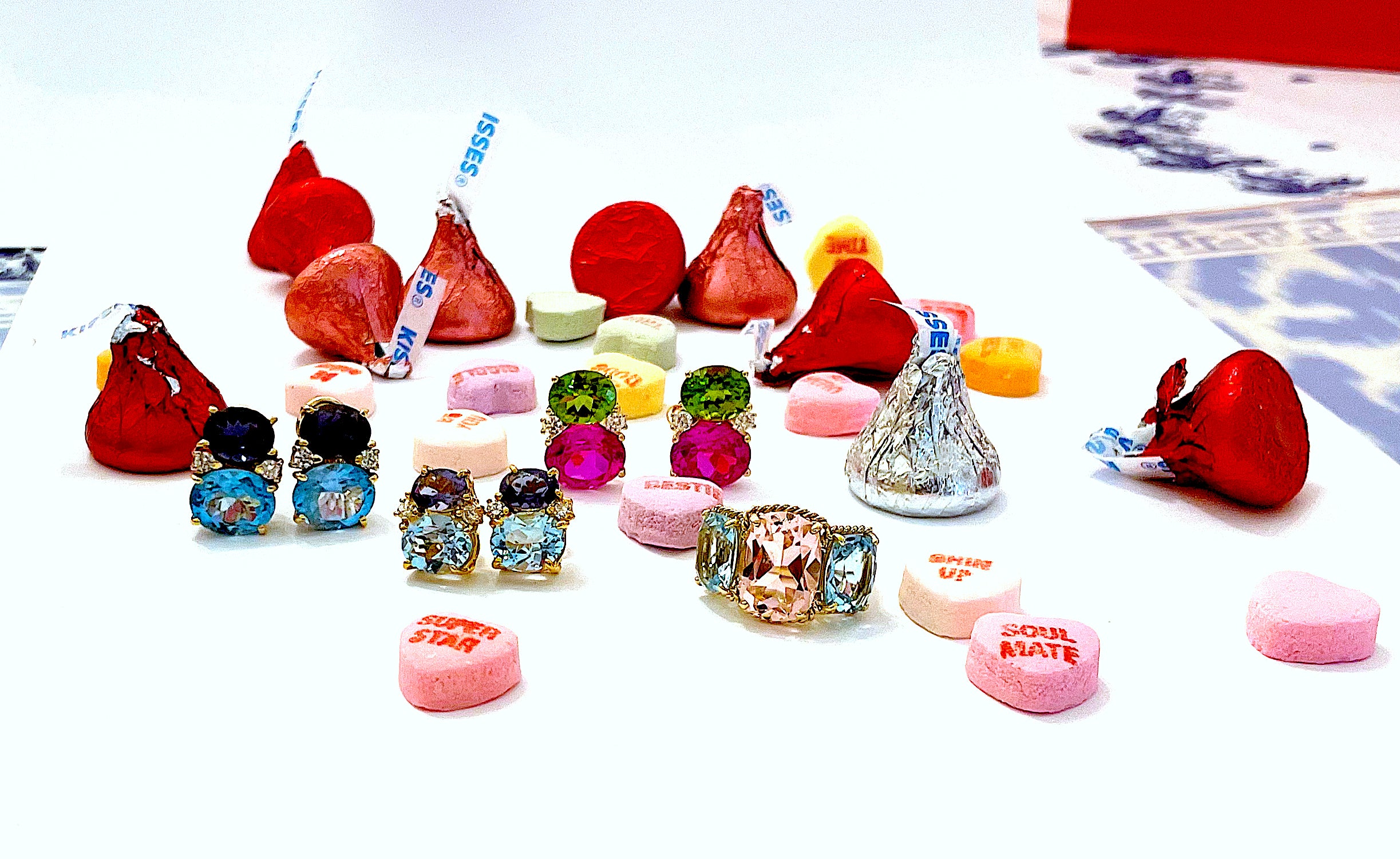 18kt Yellow Gold Three Stone Ring with Pink Topaz and Blue Topaz and Rope Twist Border