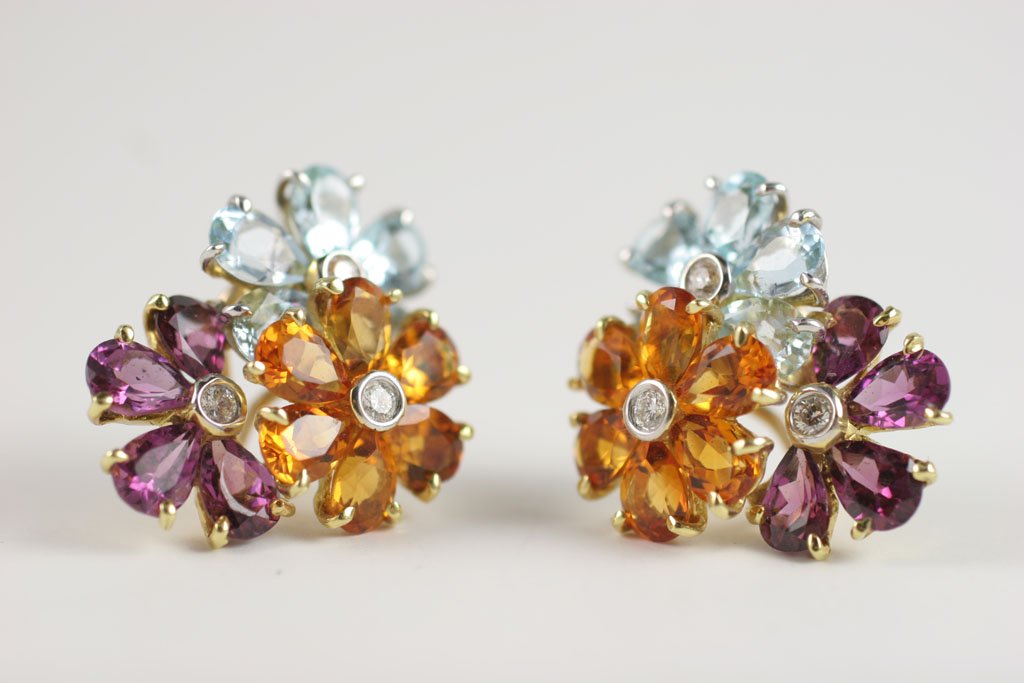 18kt White gold Three Flower Cluster Earring